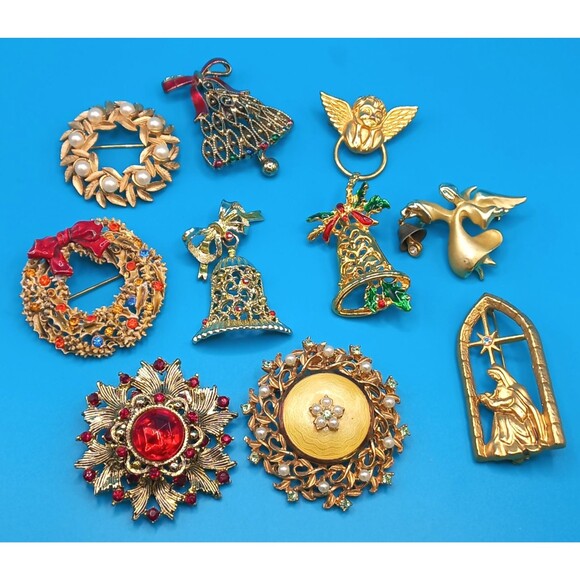 Vintage LOT: JEWELRY Santa Tree Bells Lantern Penguin Pinecone XMAS is Coming! - Picture 2 of 9